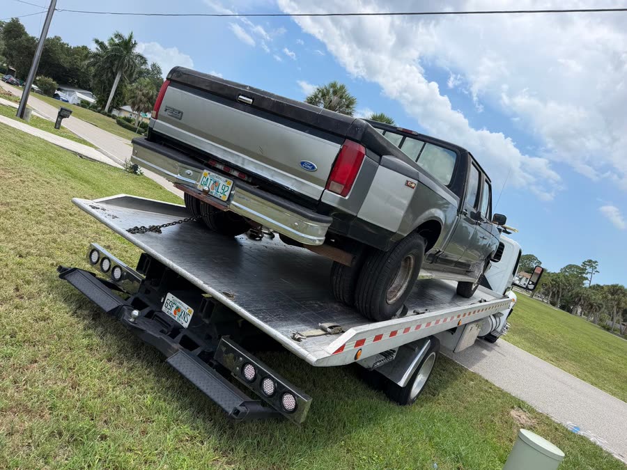 Camioneta Ford F-350 cargada sobre la plataforma