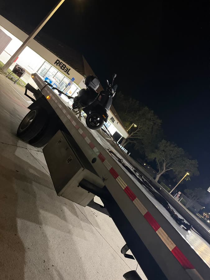 Scooter cargado de noche sobre la plataforma