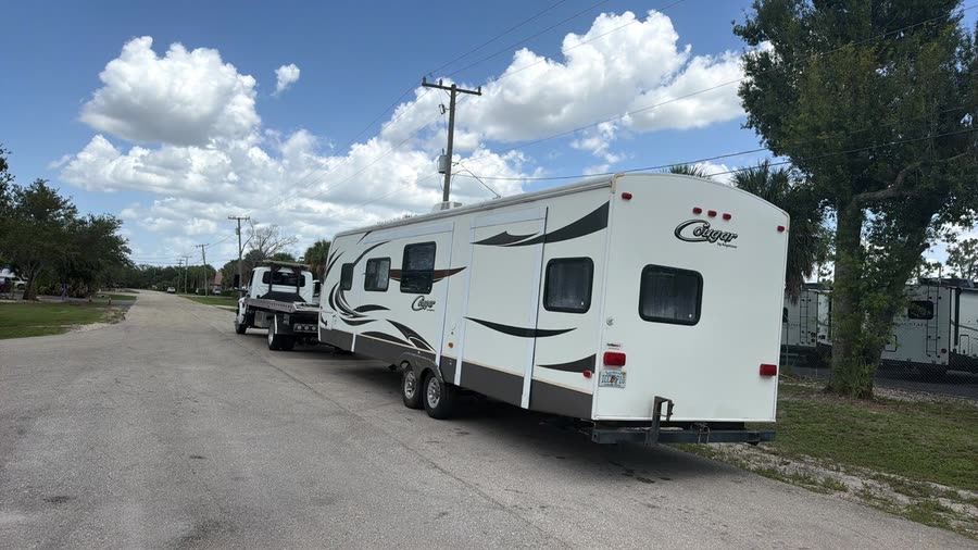 Tráiler de viaje remolcado en una calle de Cape Coral