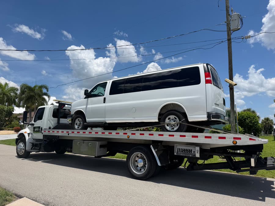 Van de pasajeros remolcada en un barrio de Cape Coral